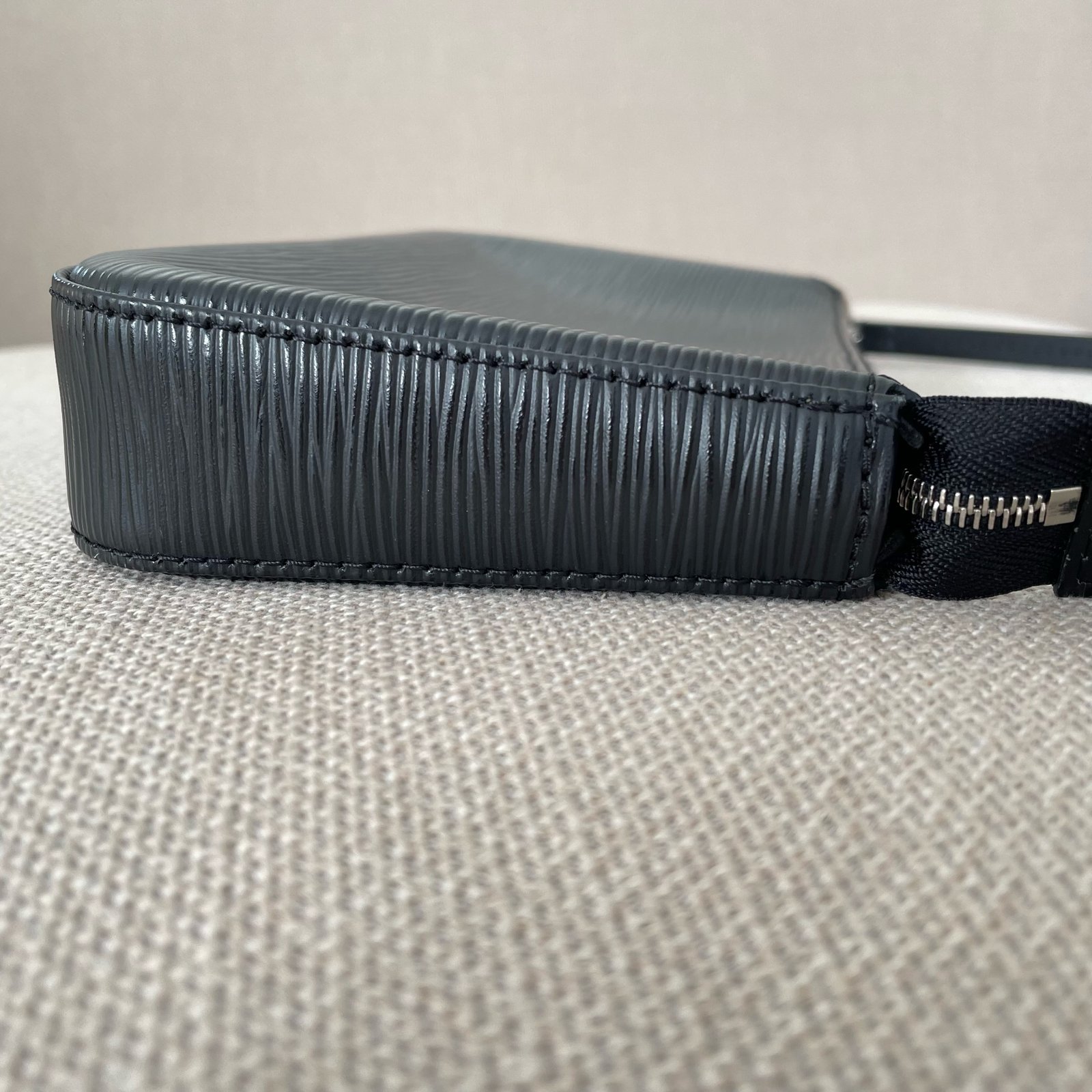LOUIS VUITTON Pochette Accessoires – Image 6