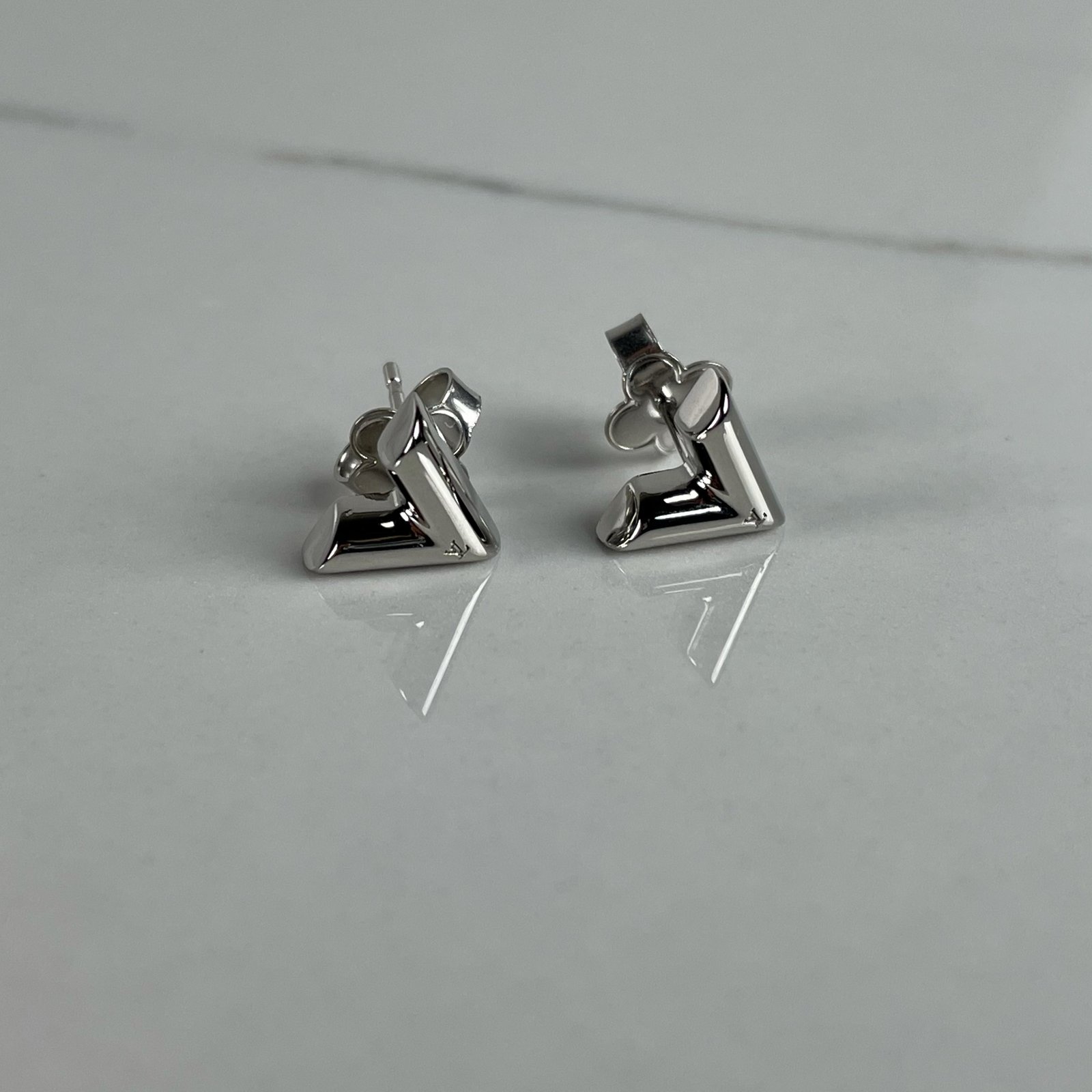 LOUIS VUITTON Essential V Stud Earrings – Image 5