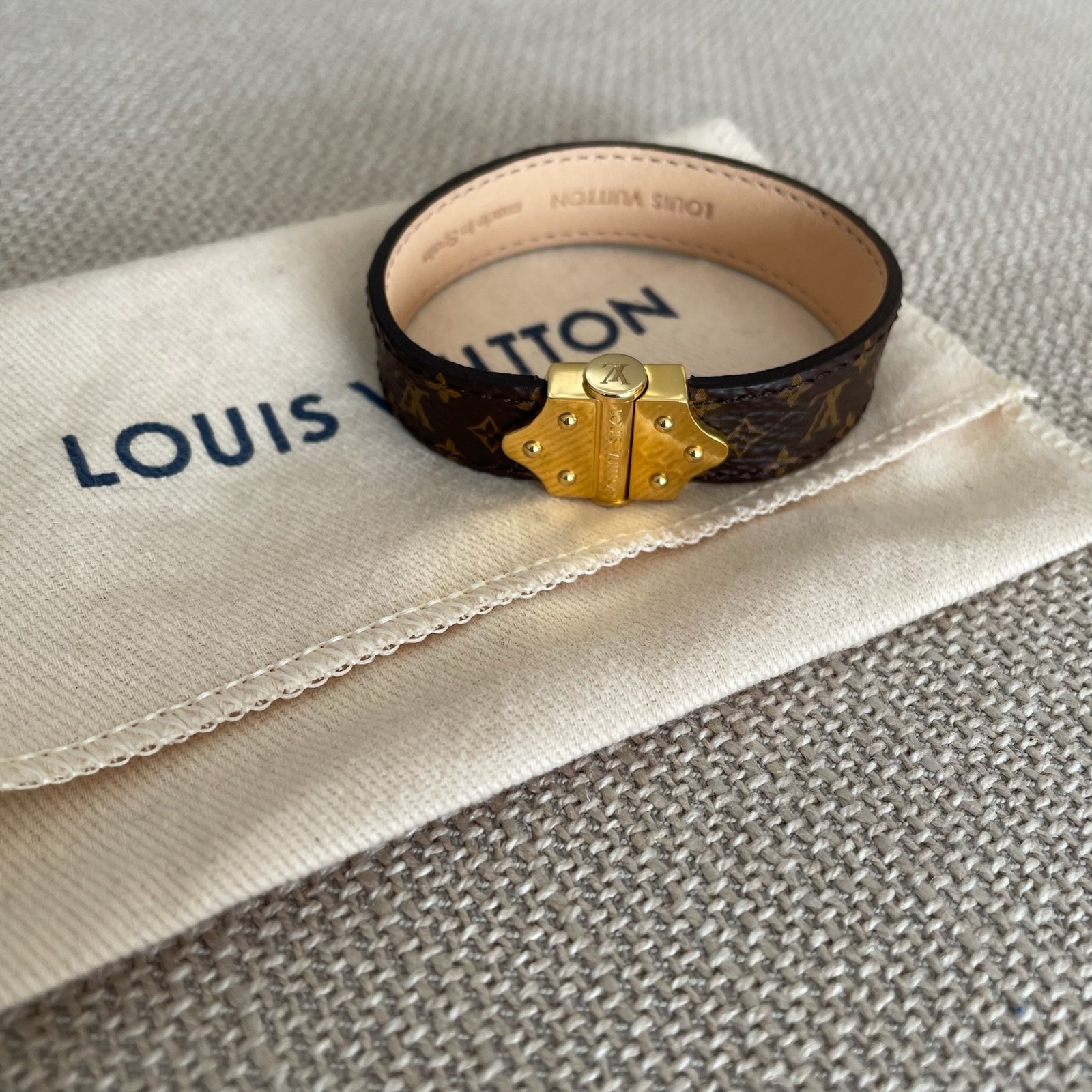 LOUIS VUITTON Bracelet Nano Monogram – Image 3