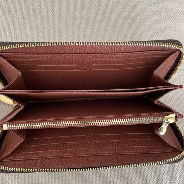 LOUIS VUITTON Zippy Wallet – Image 11