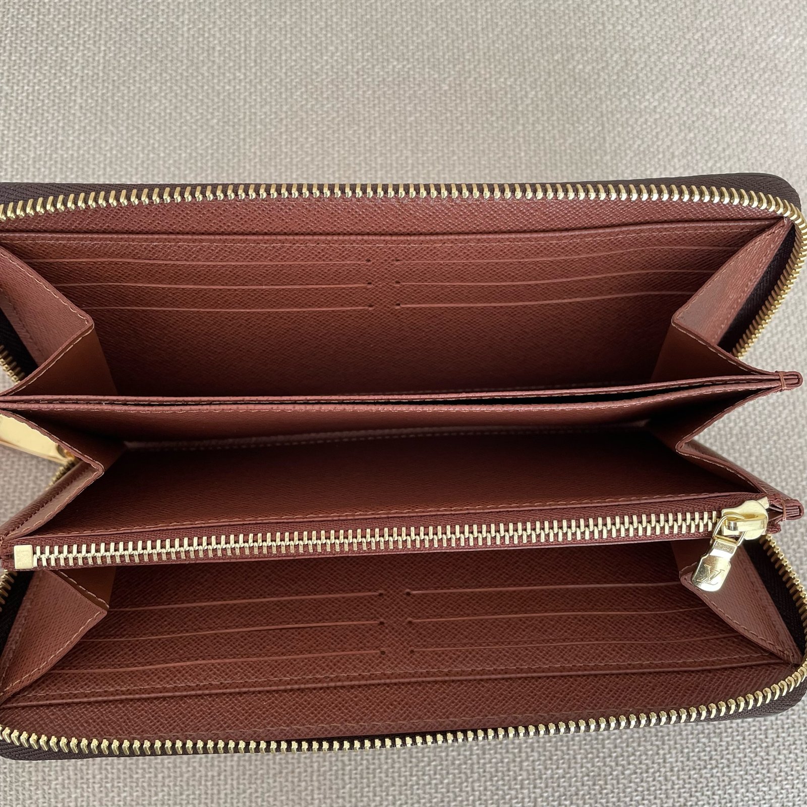 LOUIS VUITTON Zippy Wallet – Image 11