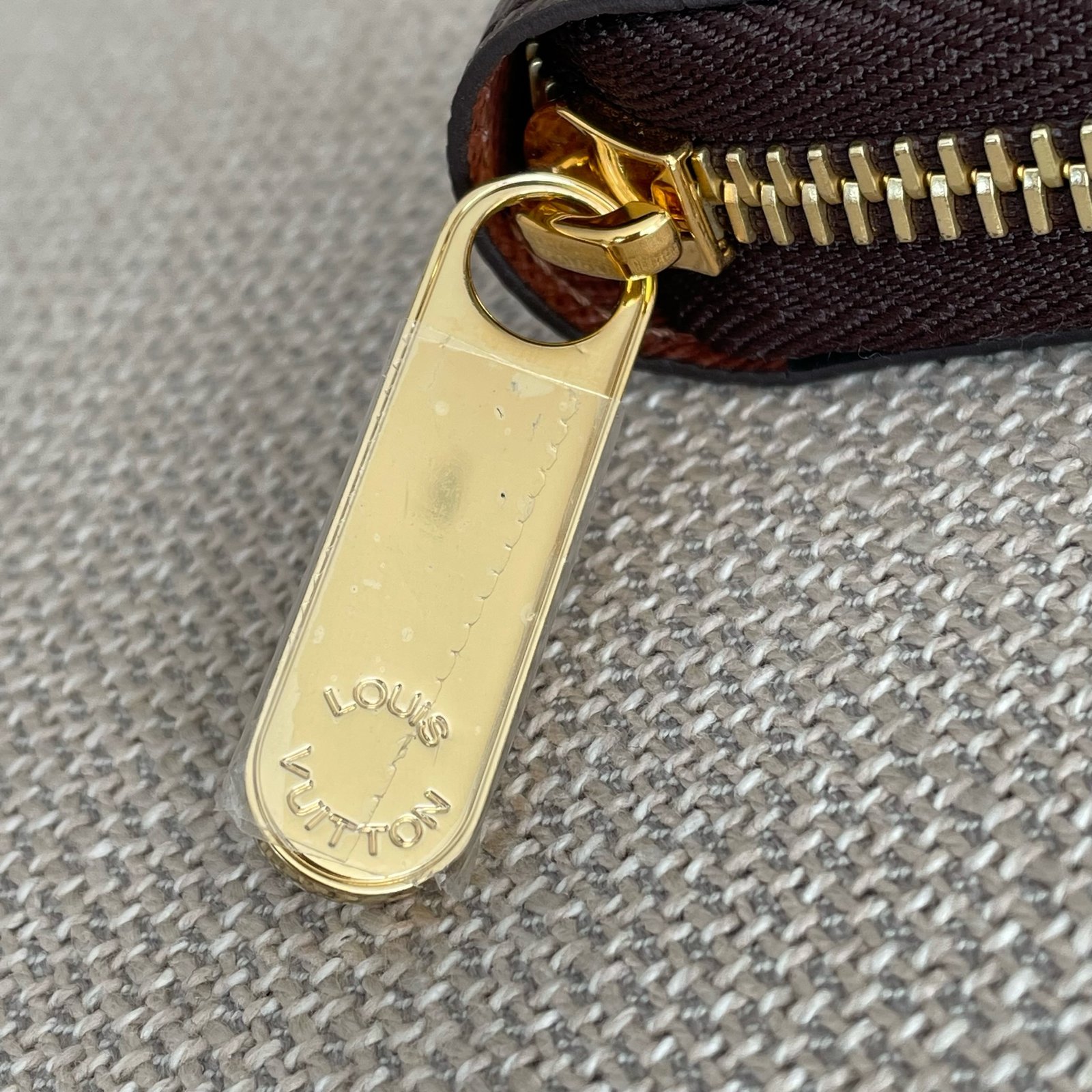 LOUIS VUITTON Zippy Wallet – Image 8