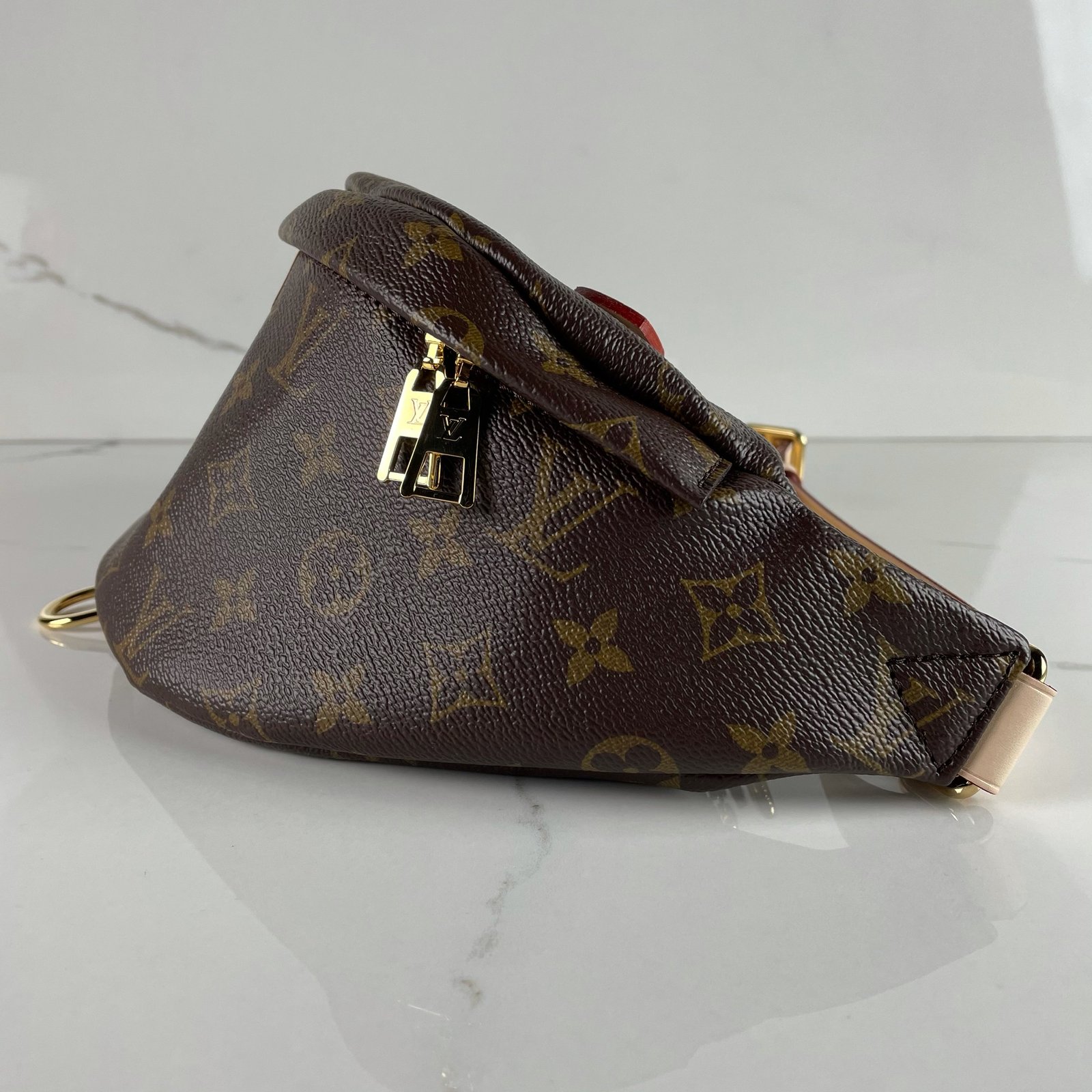 LOUIS VUITTON Bumbag – Image 4