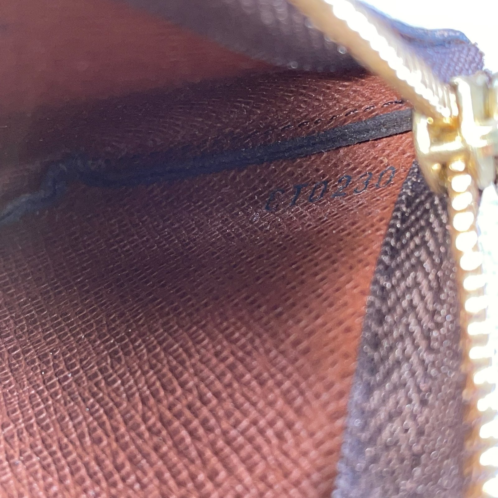LOUIS VUITTON Pochette Clés – Image 11