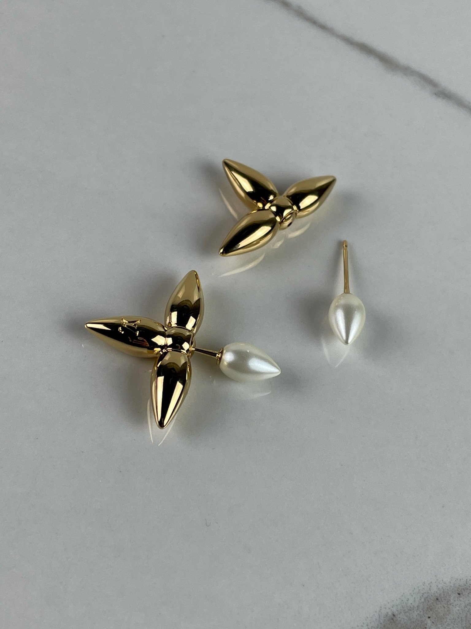 LOUIS VUITTON Louisette Stud Earrings – Image 2