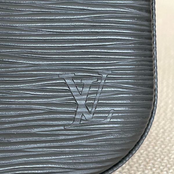 LOUIS VUITTON Pochette Accessoires – Image 9