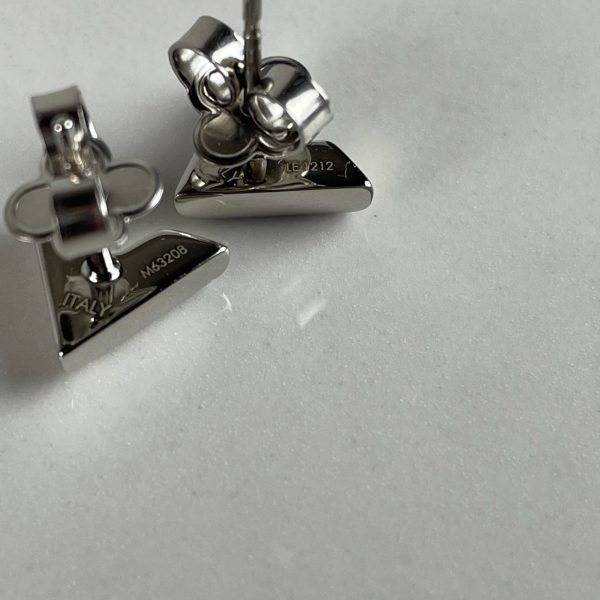 LOUIS VUITTON Essential V Stud Earrings – Image 4