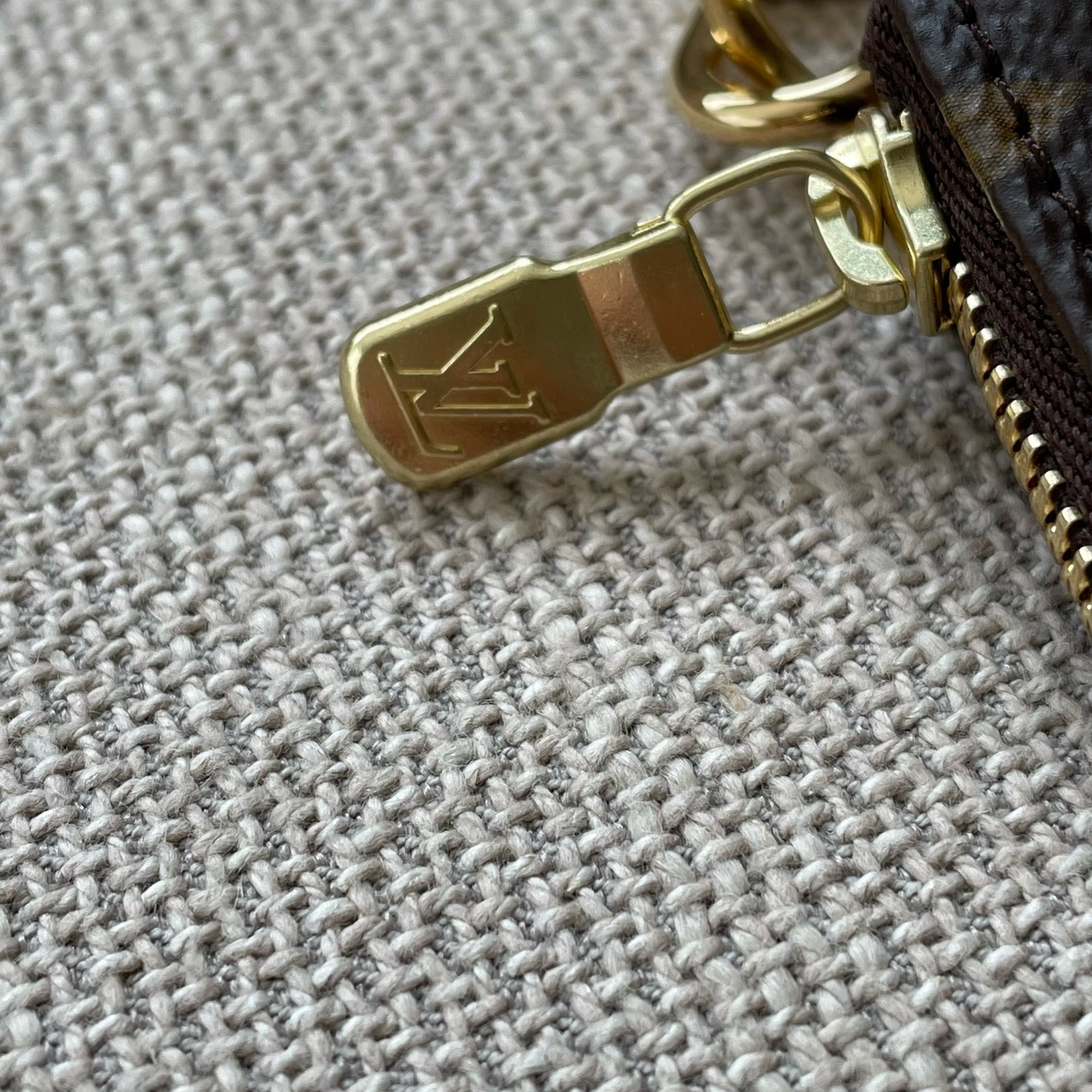 LOUIS VUITTON Pochette Accessoires Mini – Image 10
