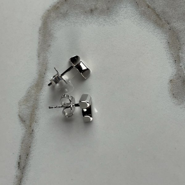 LOUIS VUITTON Essential V Stud Earrings – Image 7