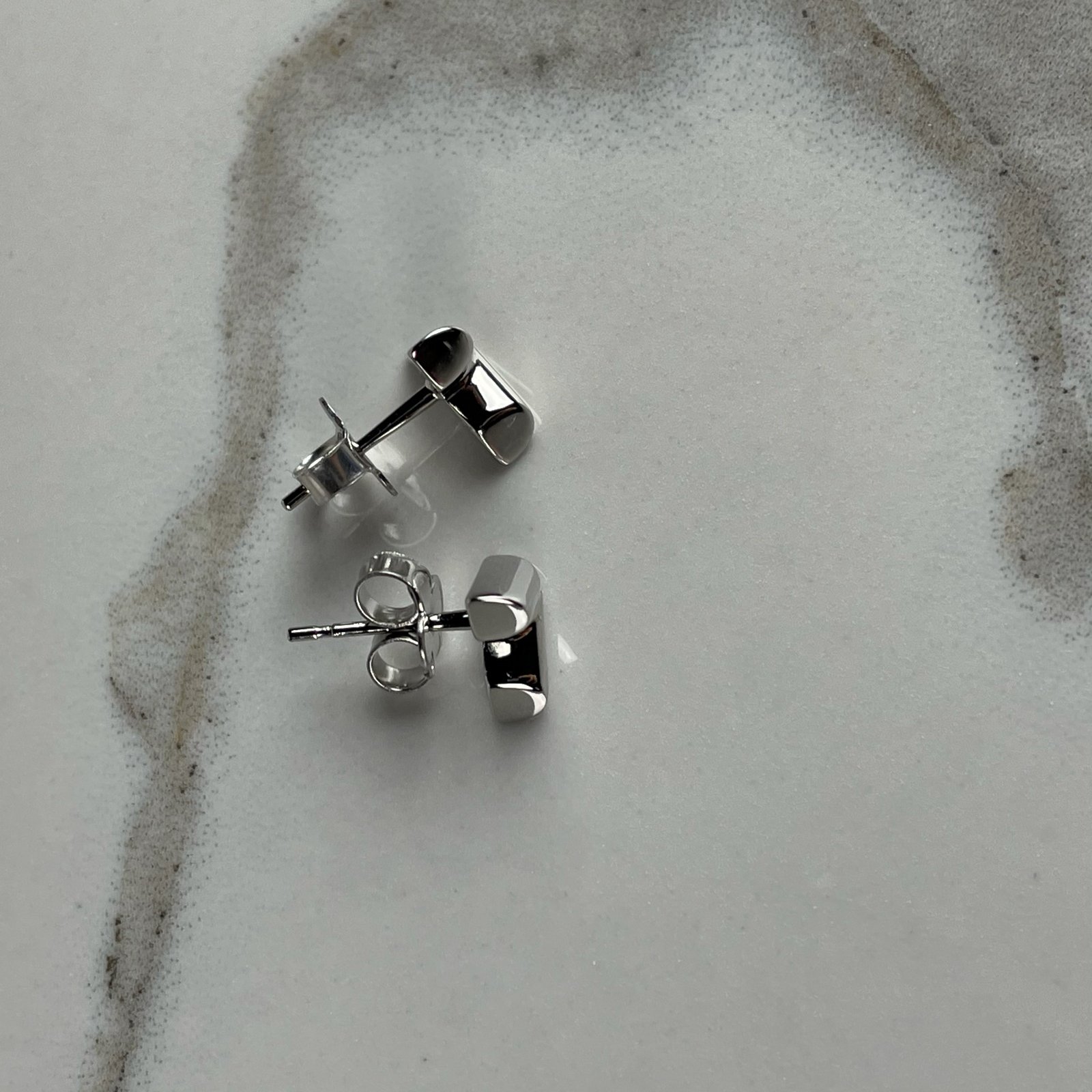 LOUIS VUITTON Puces D’oreilles Essential V – Image 7