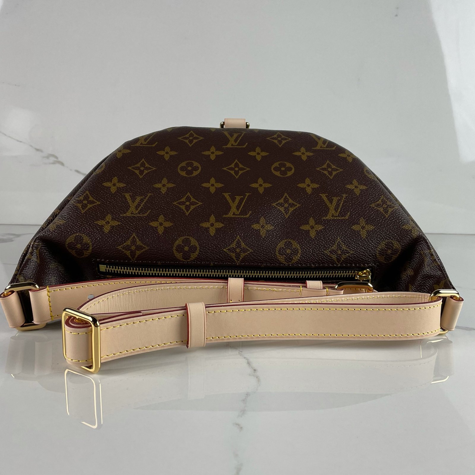 LOUIS VUITTON Bumbag – Image 7