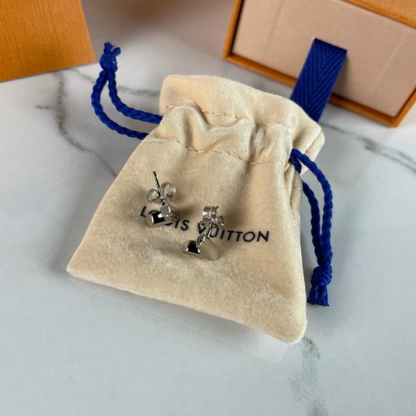 LOUIS VUITTON Essential V Stud Earrings – Image 3