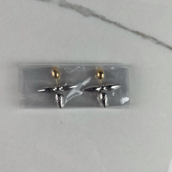 LOUIS VUITTON Louisette Stud Earrings – Image 2