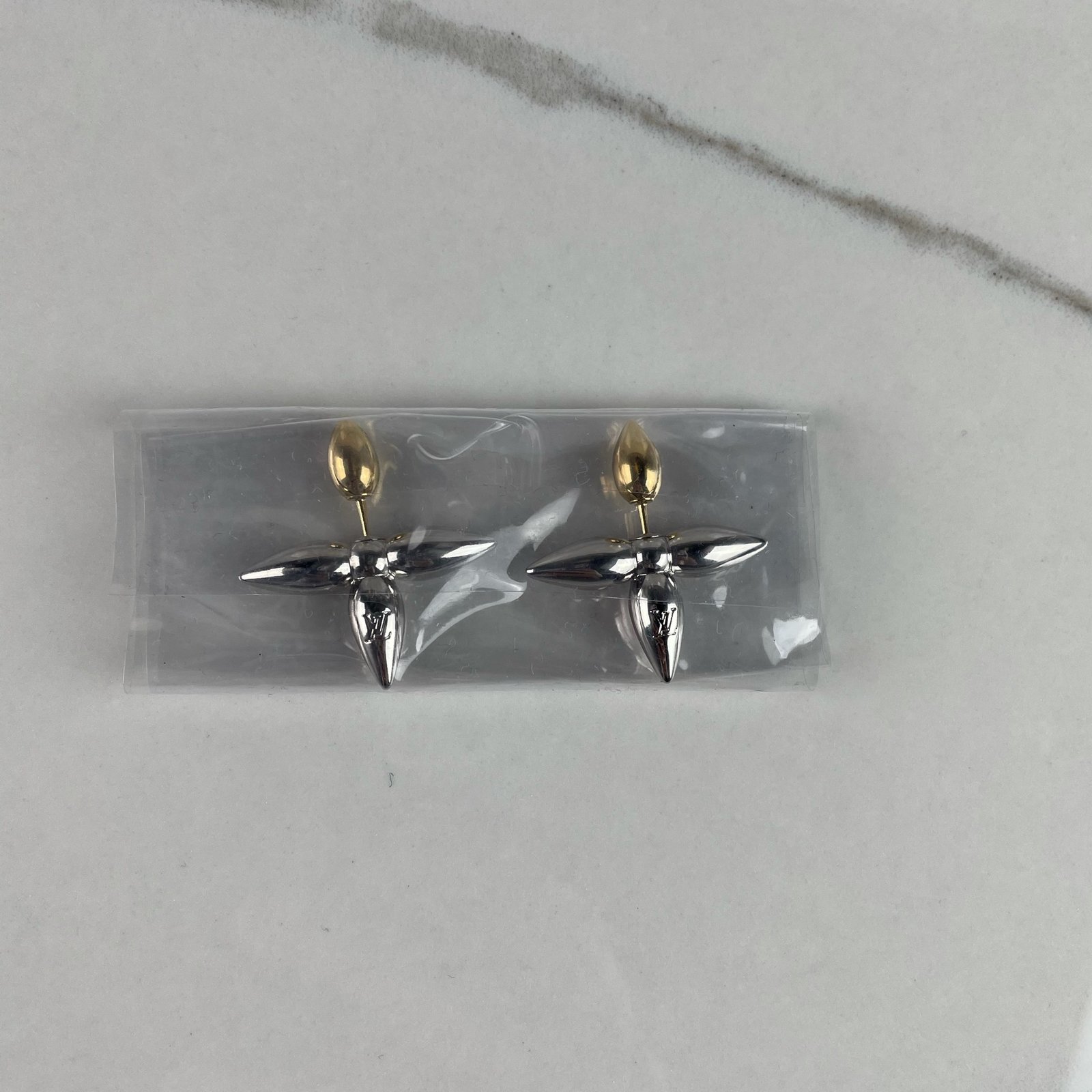 LOUIS VUITTON Louisette Stud Earrings – Image 2