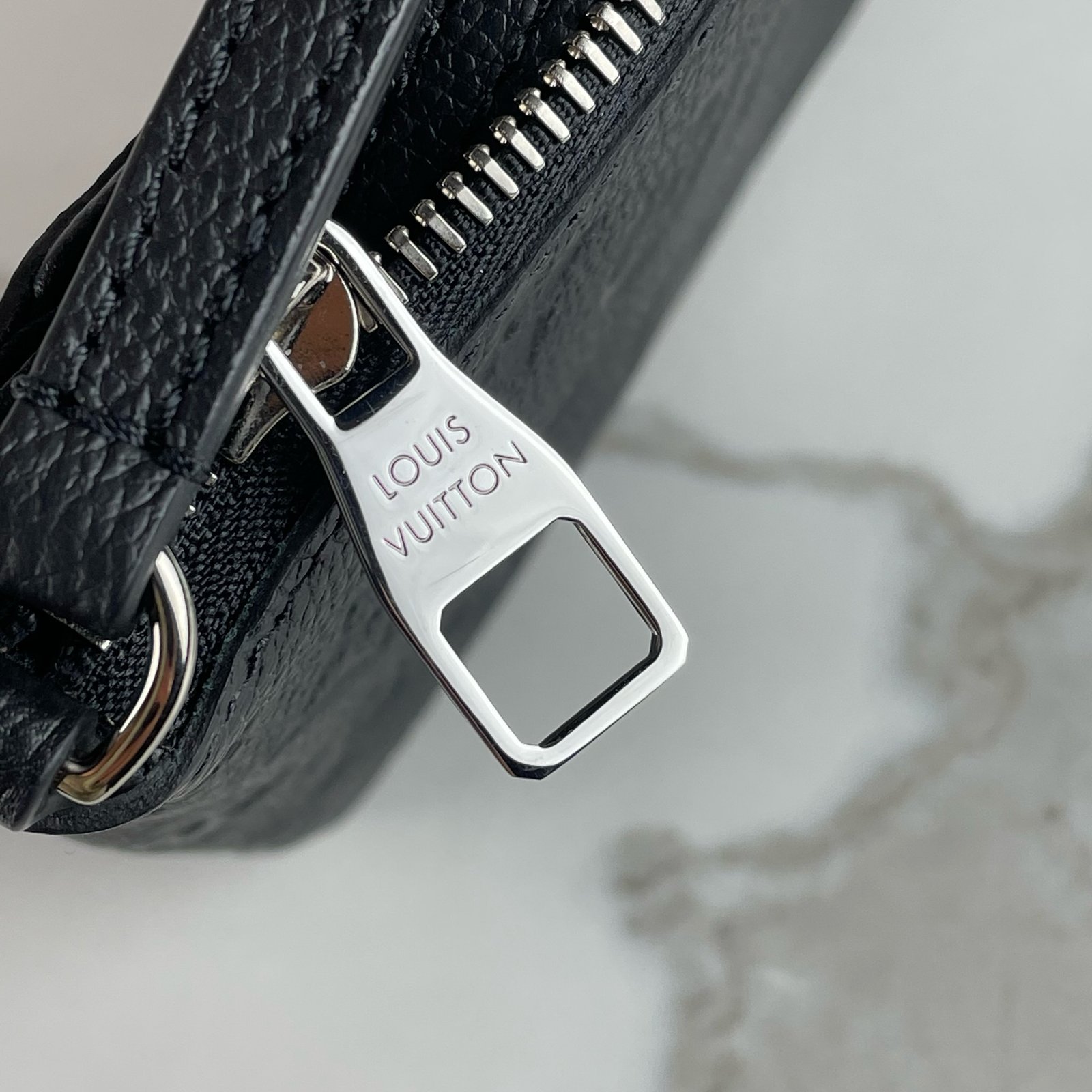 LOUIS VUITTON Pochette Pallas – Image 10