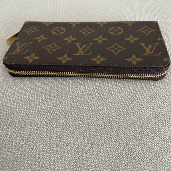 LOUIS VUITTON Zippy Wallet – Image 5