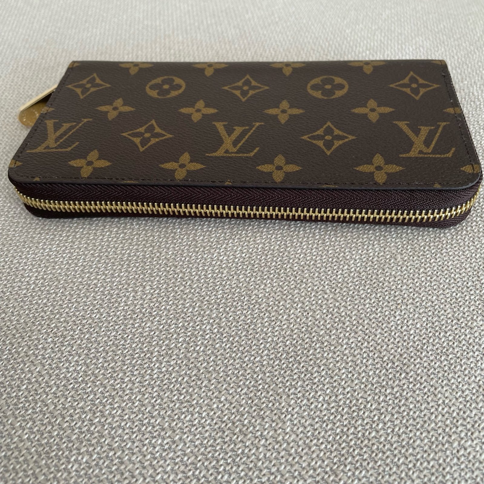 LOUIS VUITTON Zippy Wallet – Image 5