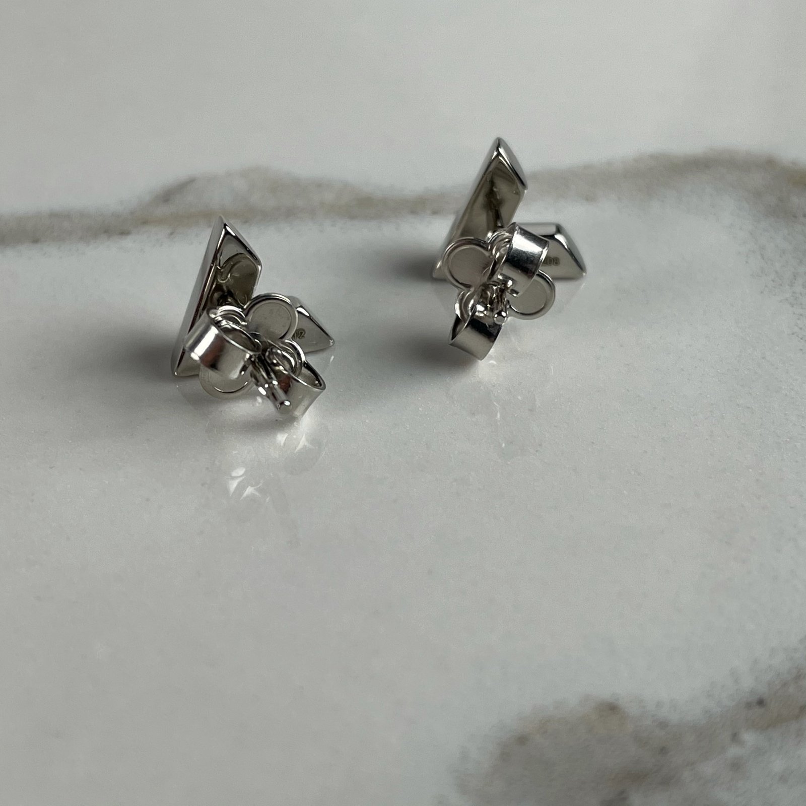 LOUIS VUITTON Puces D’oreilles Essential V – Image 6