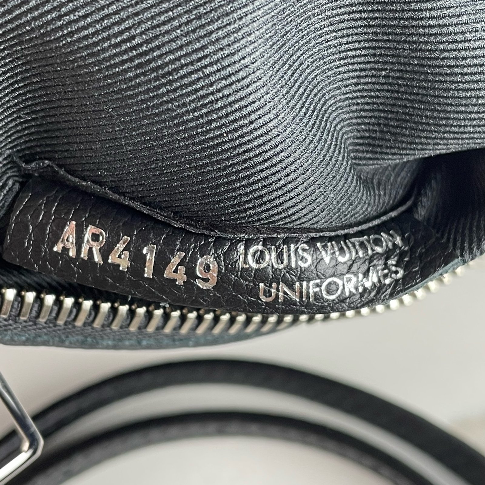LOUIS VUITTON Pochette Pallas – Image 11