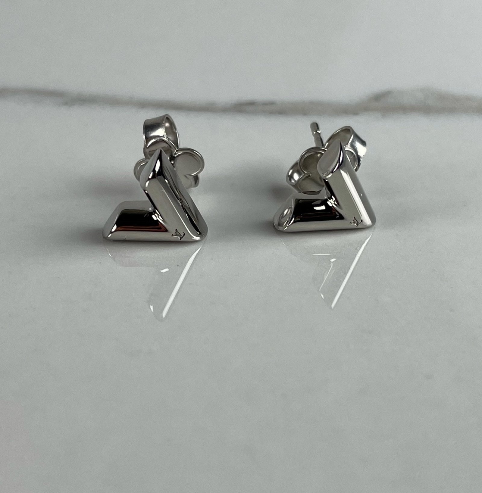LOUIS VUITTON Puces D’oreilles Essential V