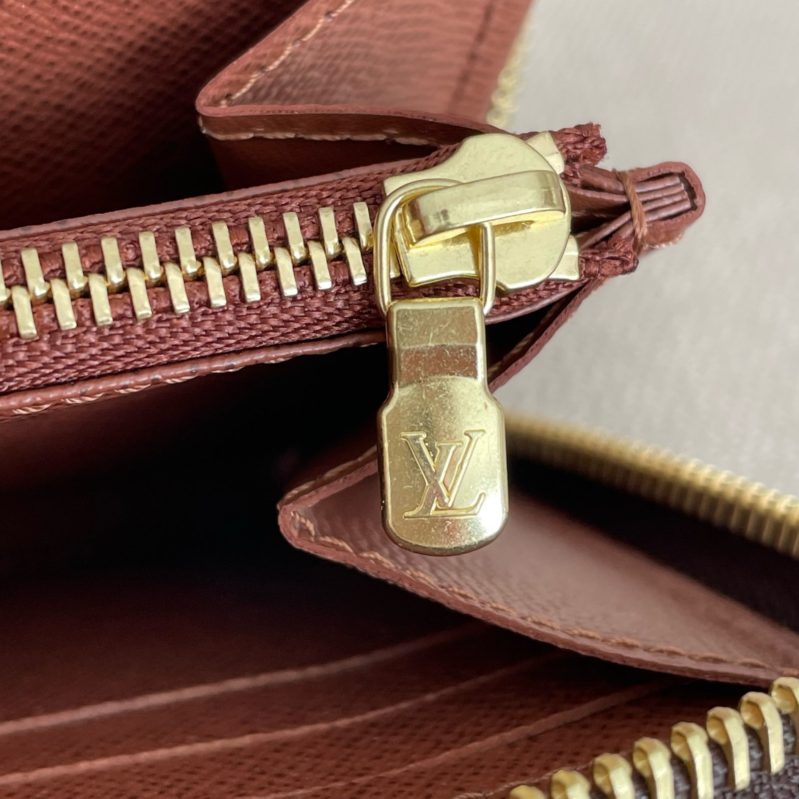 LOUIS VUITTON Zippy Wallet – Image 12