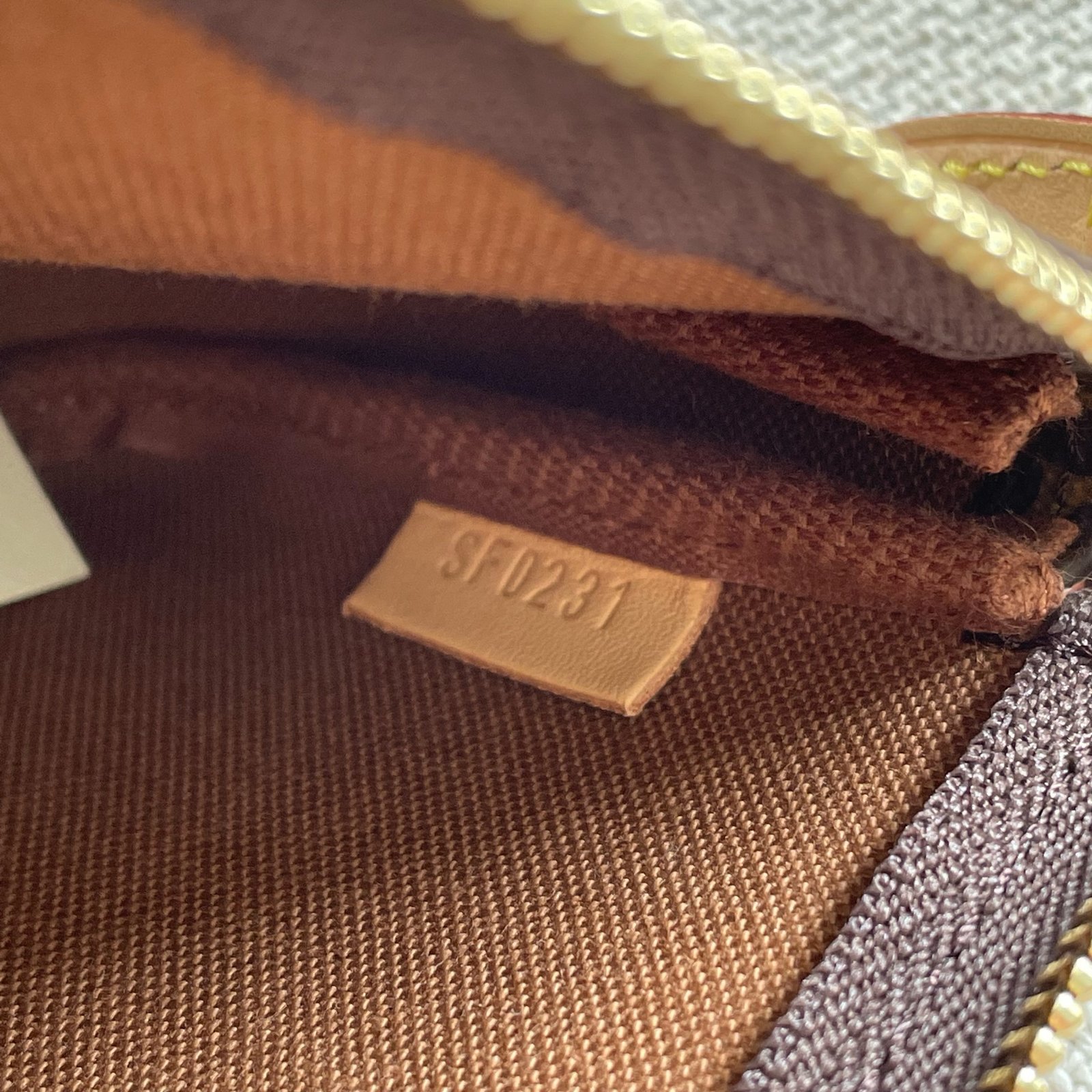 LOUIS VUITTON Pochette Accessoires Mini – Image 12