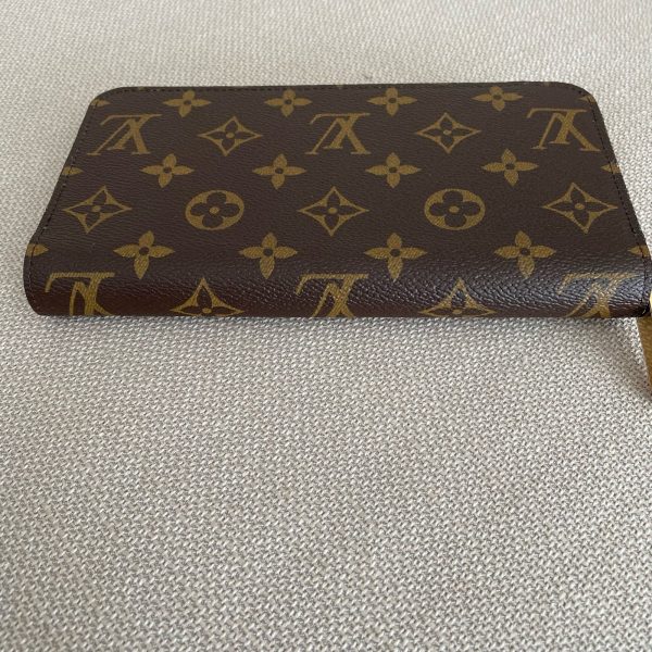 LOUIS VUITTON Zippy Wallet – Image 6