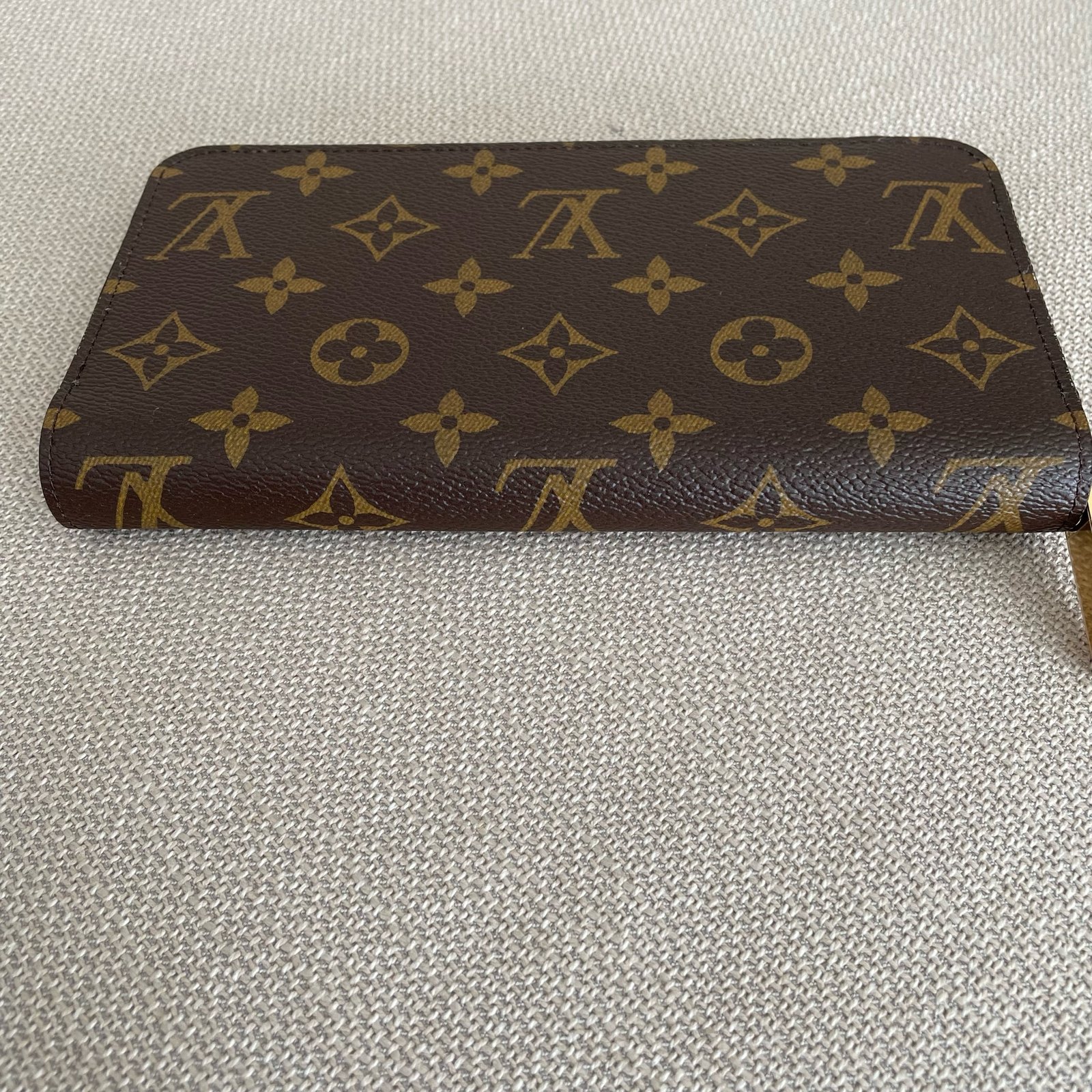 LOUIS VUITTON Zippy Wallet – Image 6