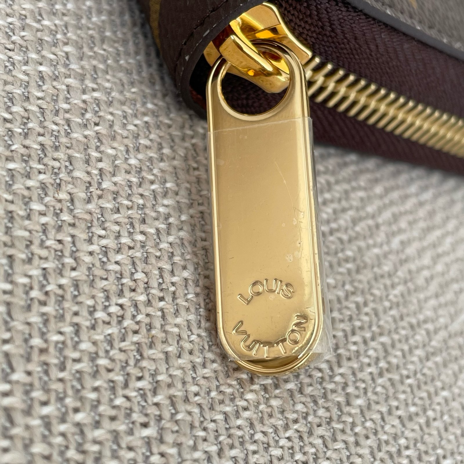 LOUIS VUITTON Zippy Wallet – Image 10