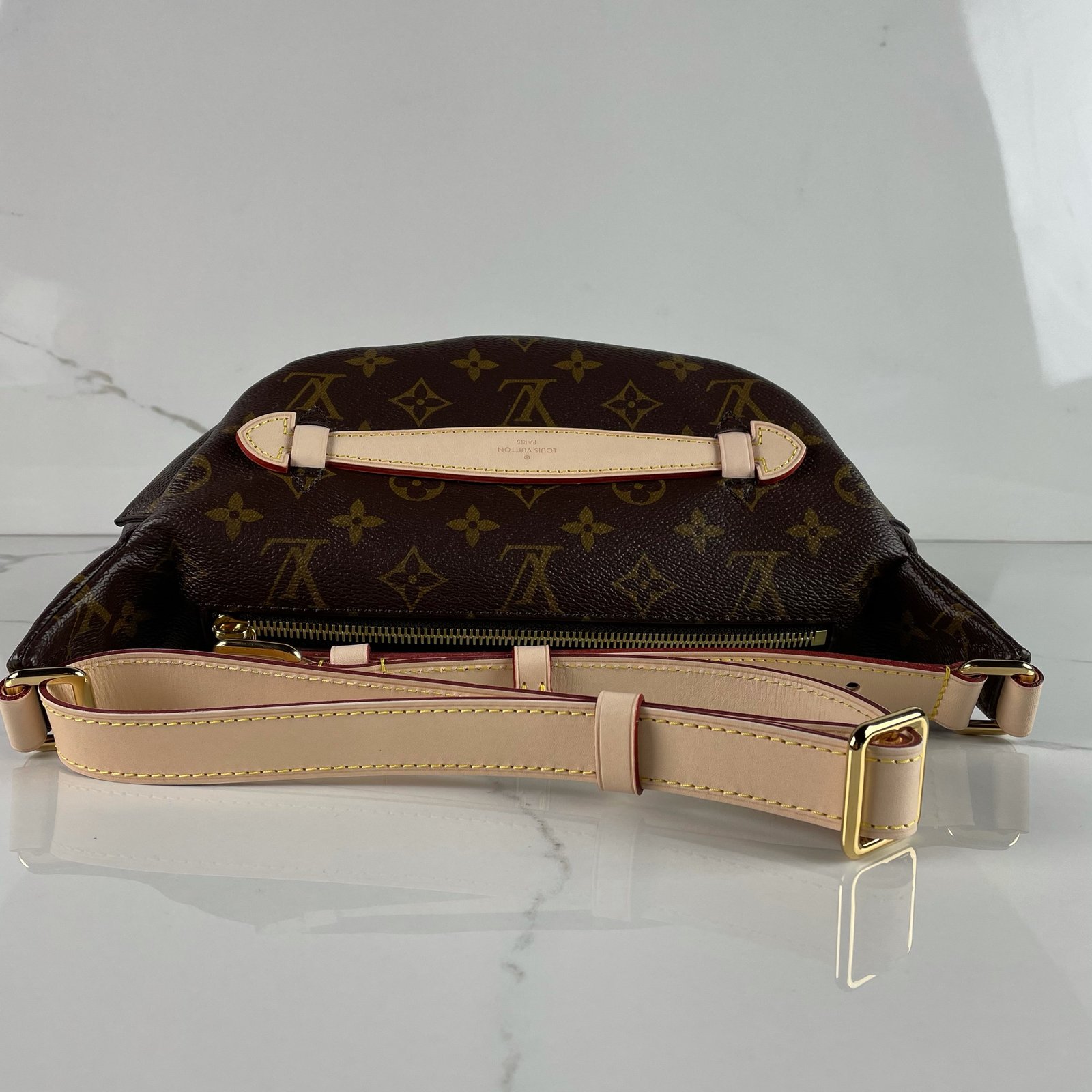 LOUIS VUITTON Bumbag – Image 5