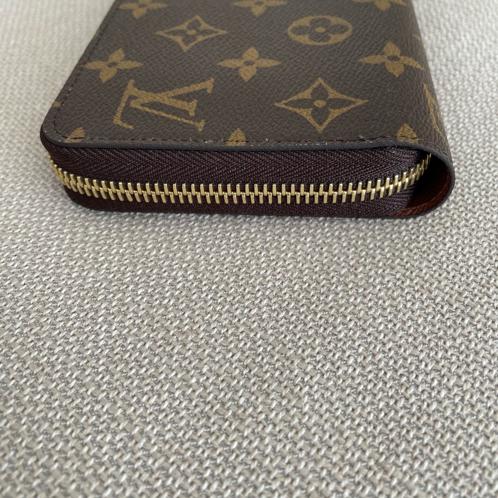 LOUIS VUITTON Zippy Wallet – Image 7