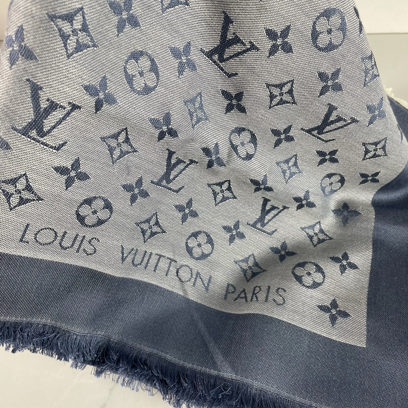 LOUIS VUITTON Châle Monogram Denim – Image 4