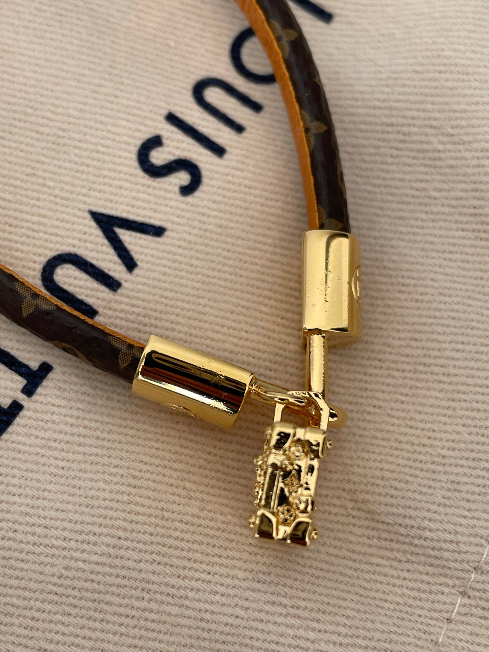 LOUIS VUITTON Bracelet à Charm Petite Malle – Image 15