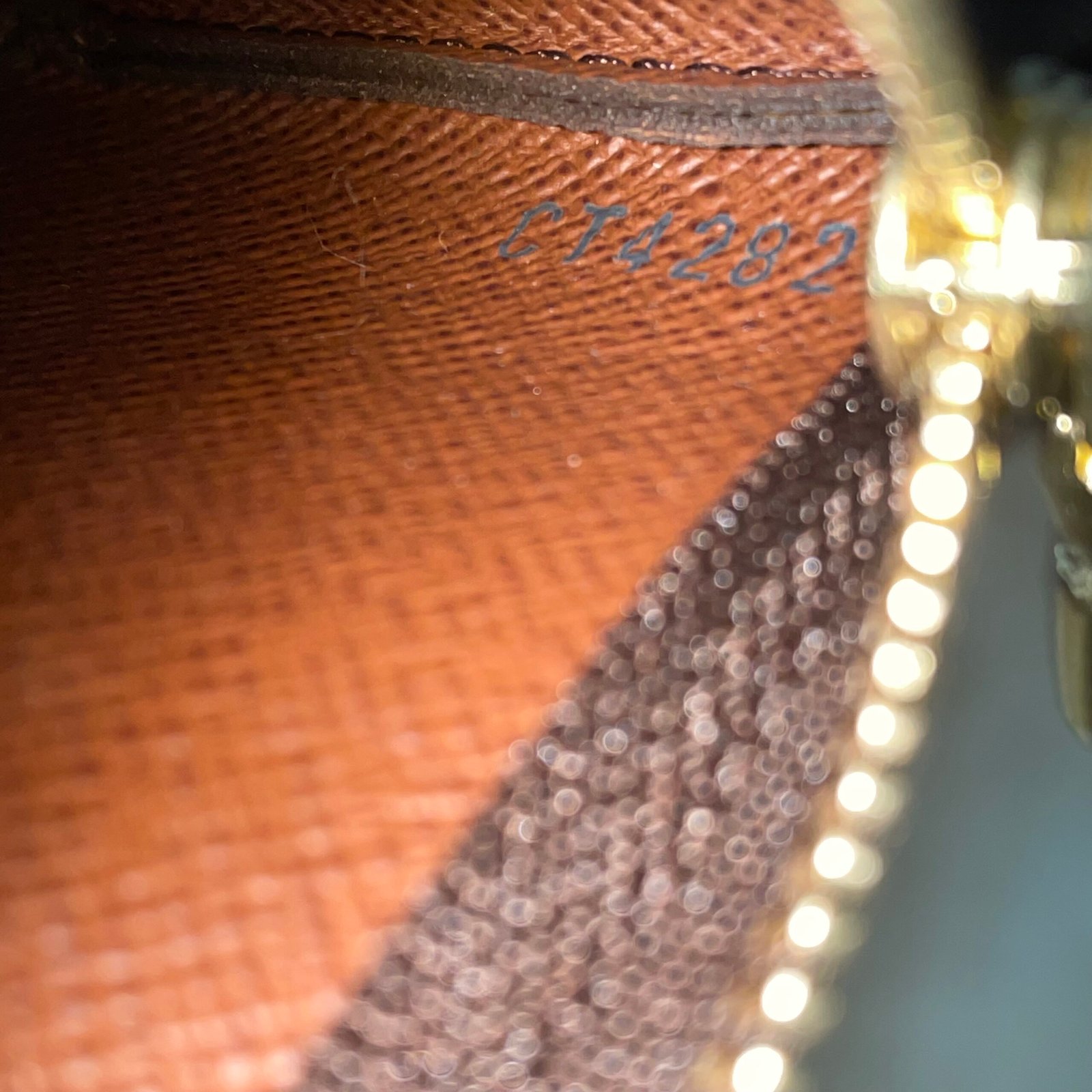 LOUIS VUITTON Pochette Clés – Image 13