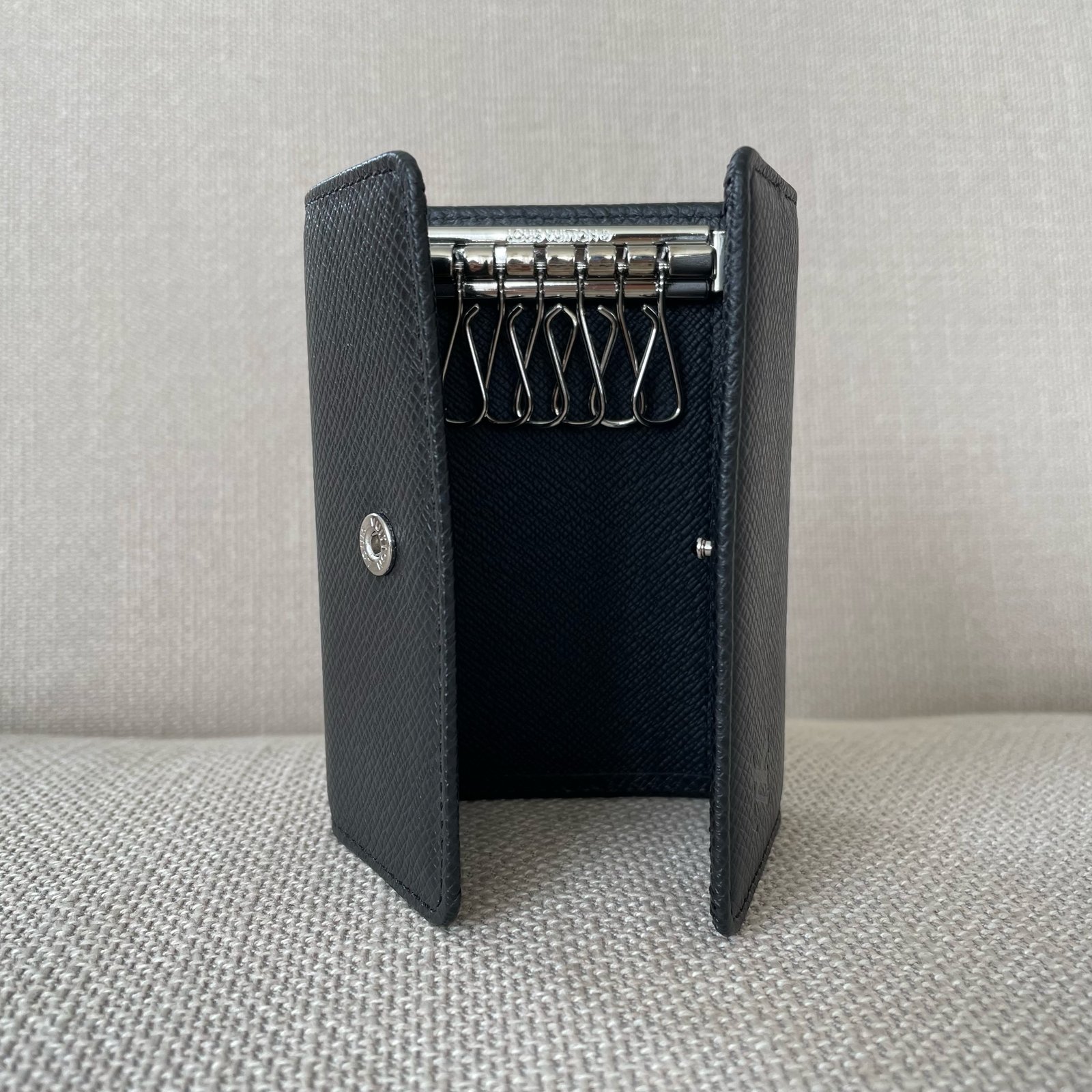 LOUIS VUITTON 6 Key Holder – Image 8