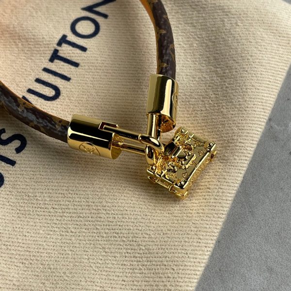 LOUIS VUITTON Bracelet à Charm Petite Malle – Image 3