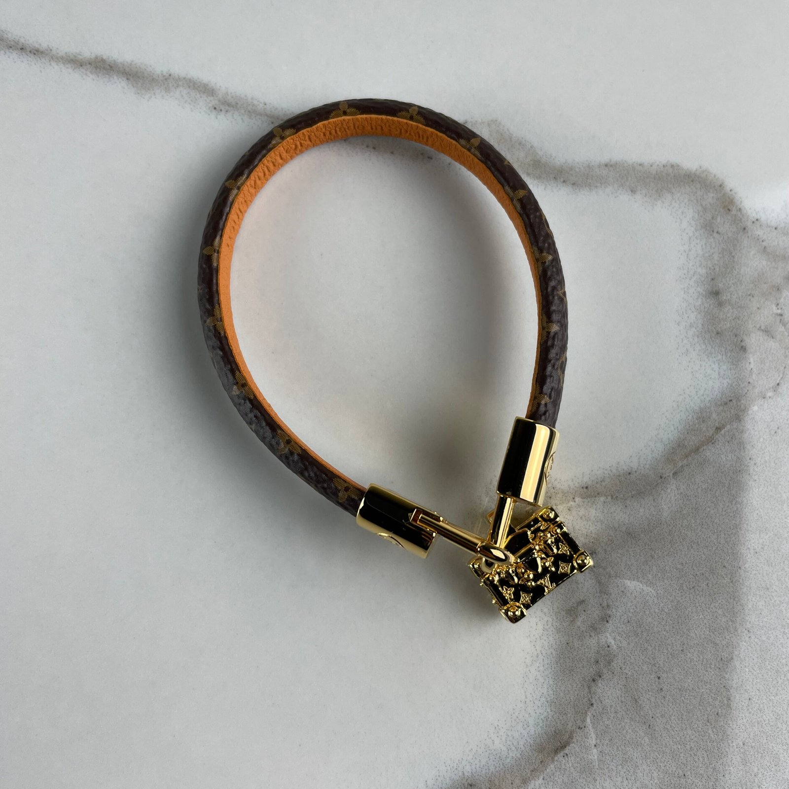 LOUIS VUITTON Bracelet à Charm Petite Malle – Image 4