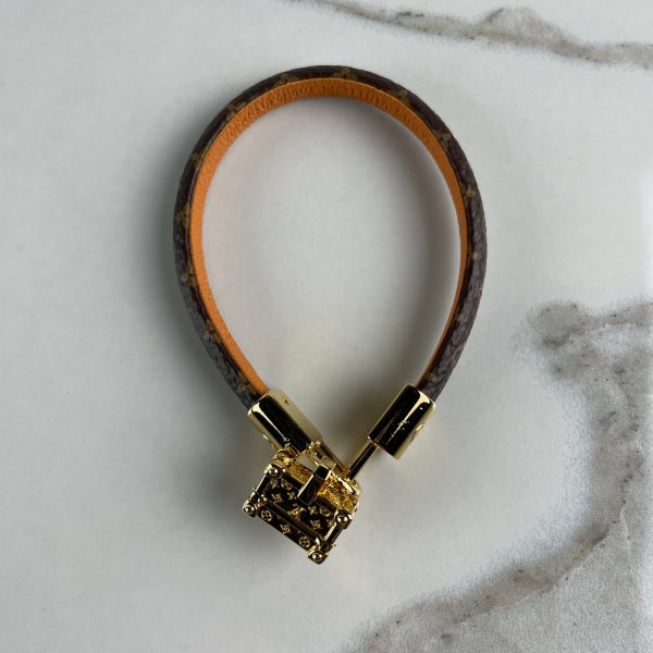LOUIS VUITTON Bracelet à Charm Petite Malle – Image 5