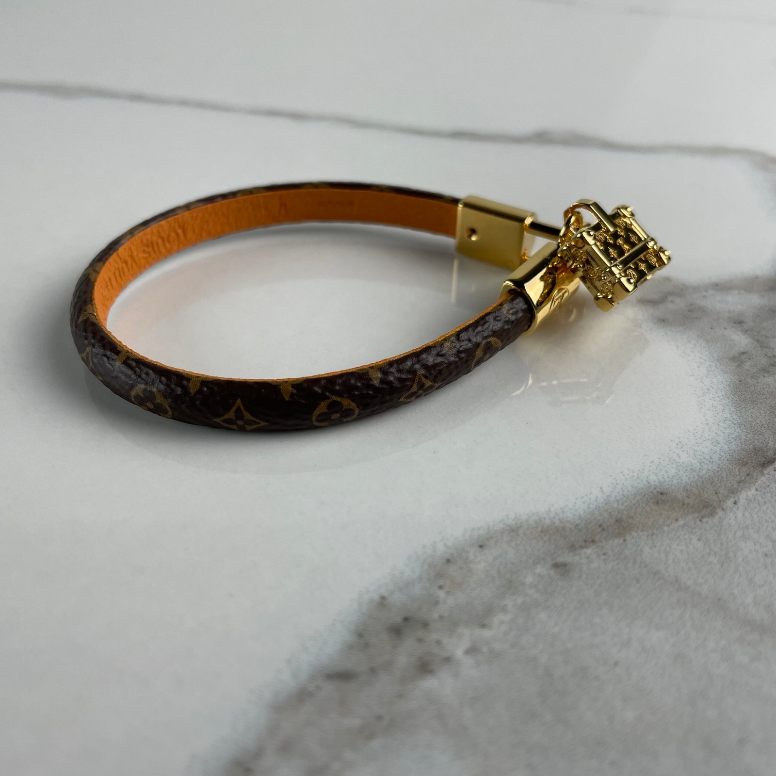 LOUIS VUITTON Bracelet à Charm Petite Malle – Image 6