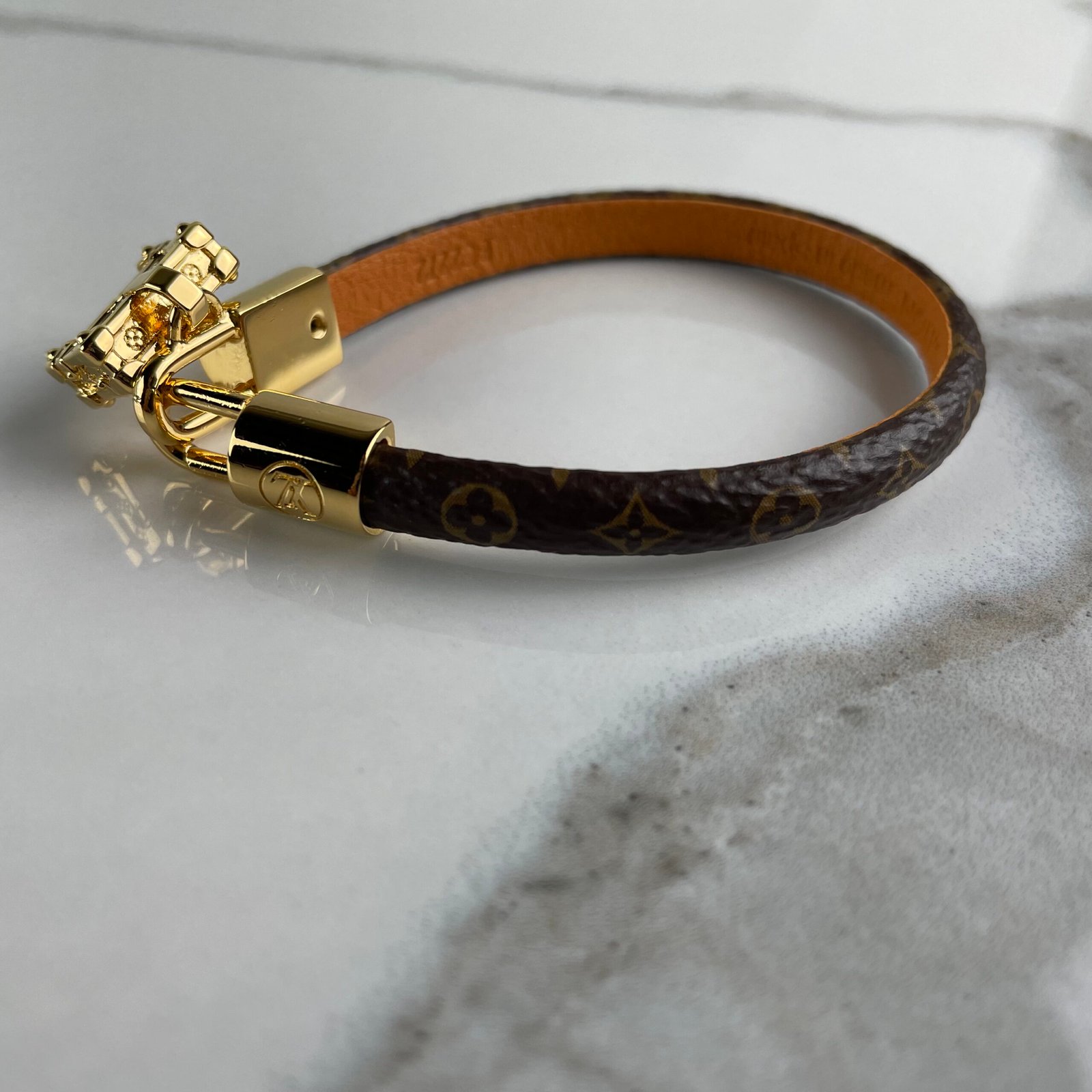 LOUIS VUITTON Bracelet à Charm Petite Malle – Image 7