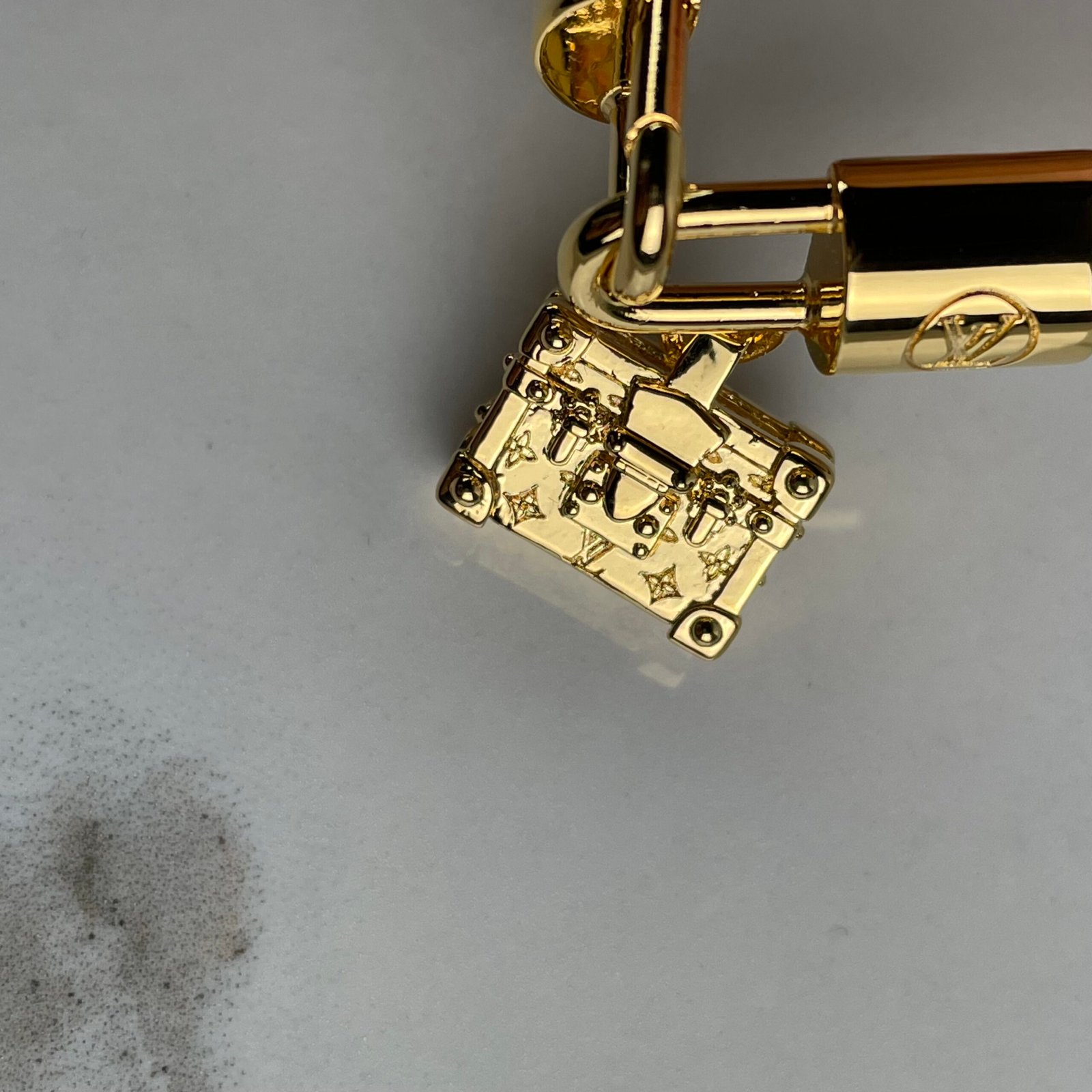 LOUIS VUITTON Bracelet à Charm Petite Malle – Image 8