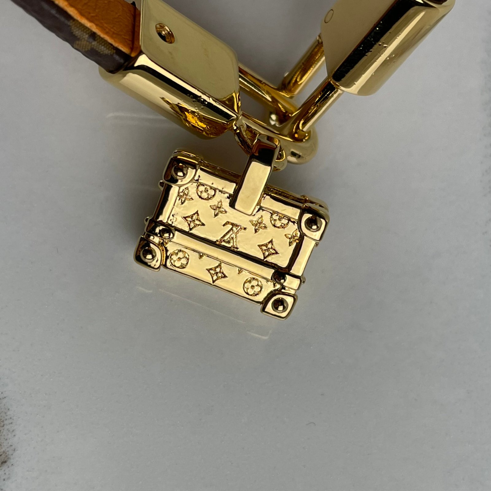 LOUIS VUITTON Bracelet à Charm Petite Malle – Image 9