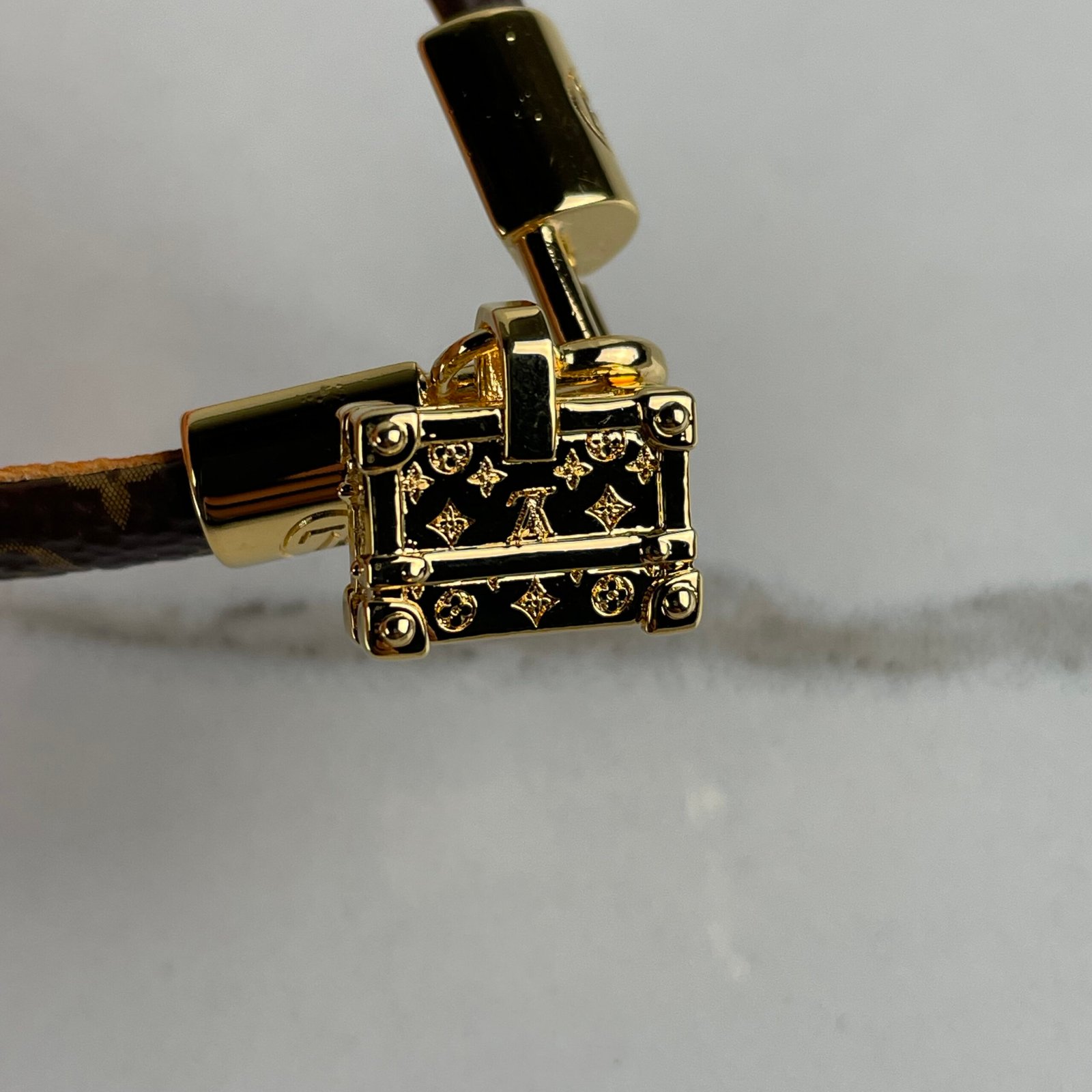 LOUIS VUITTON Bracelet à Charm Petite Malle – Image 10