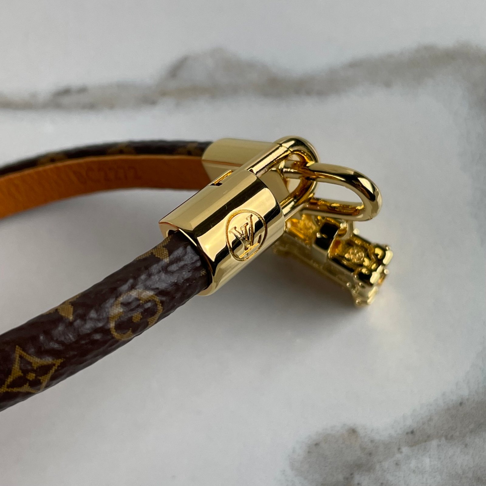 LOUIS VUITTON Bracelet à Charm Petite Malle – Image 11