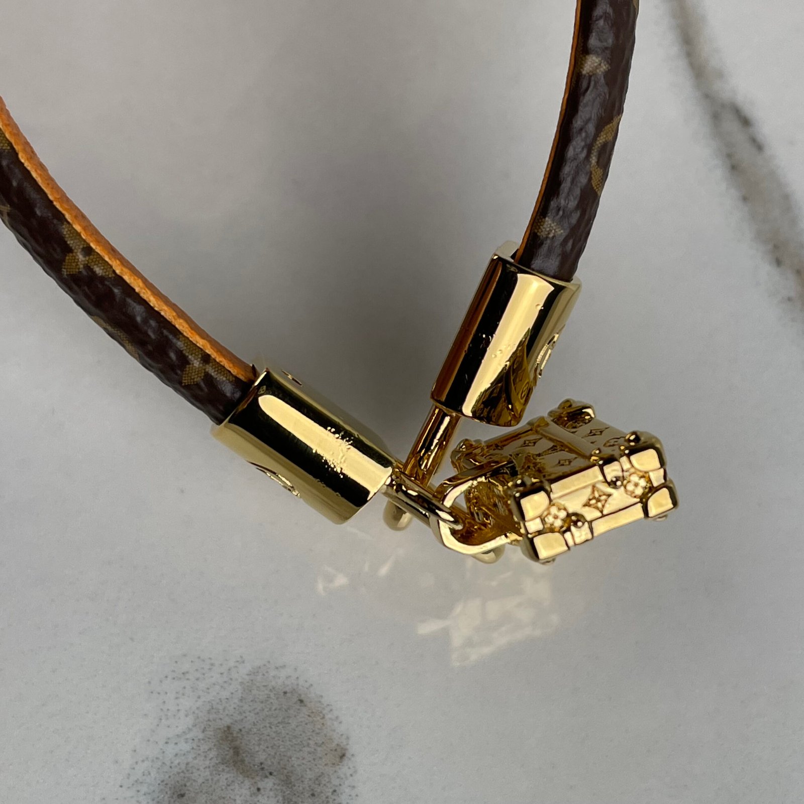 LOUIS VUITTON Bracelet à Charm Petite Malle – Image 12
