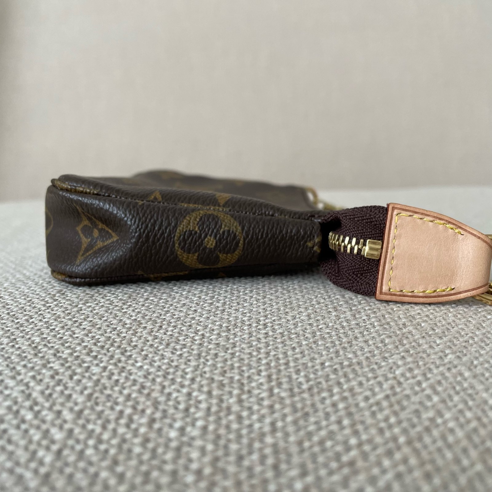 LOUIS VUITTON Pochette Accessoires Mini – Image 9