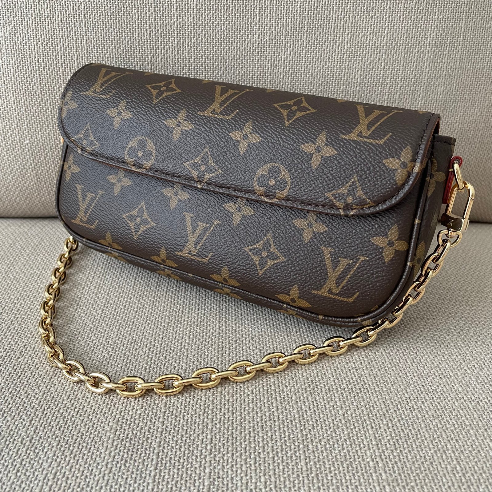 LOUIS VUITTON Ivy Chain Wallet – Image 2