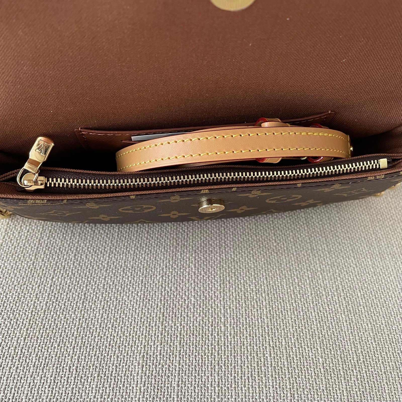 LOUIS VUITTON Ivy Chain Wallet – Image 4