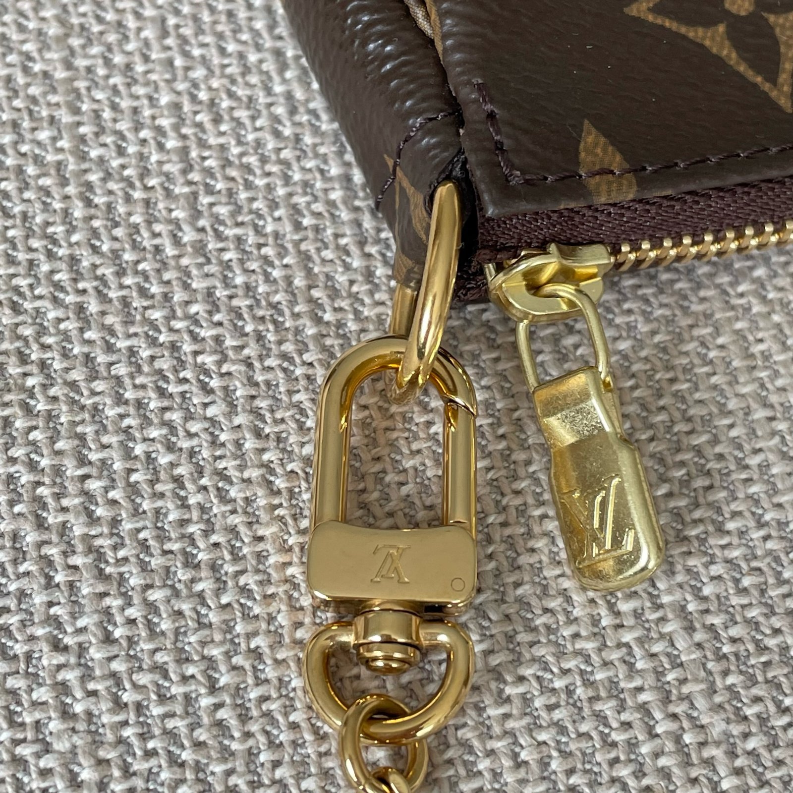 LOUIS VUITTON Pochette Accessoires Mini – Image 9