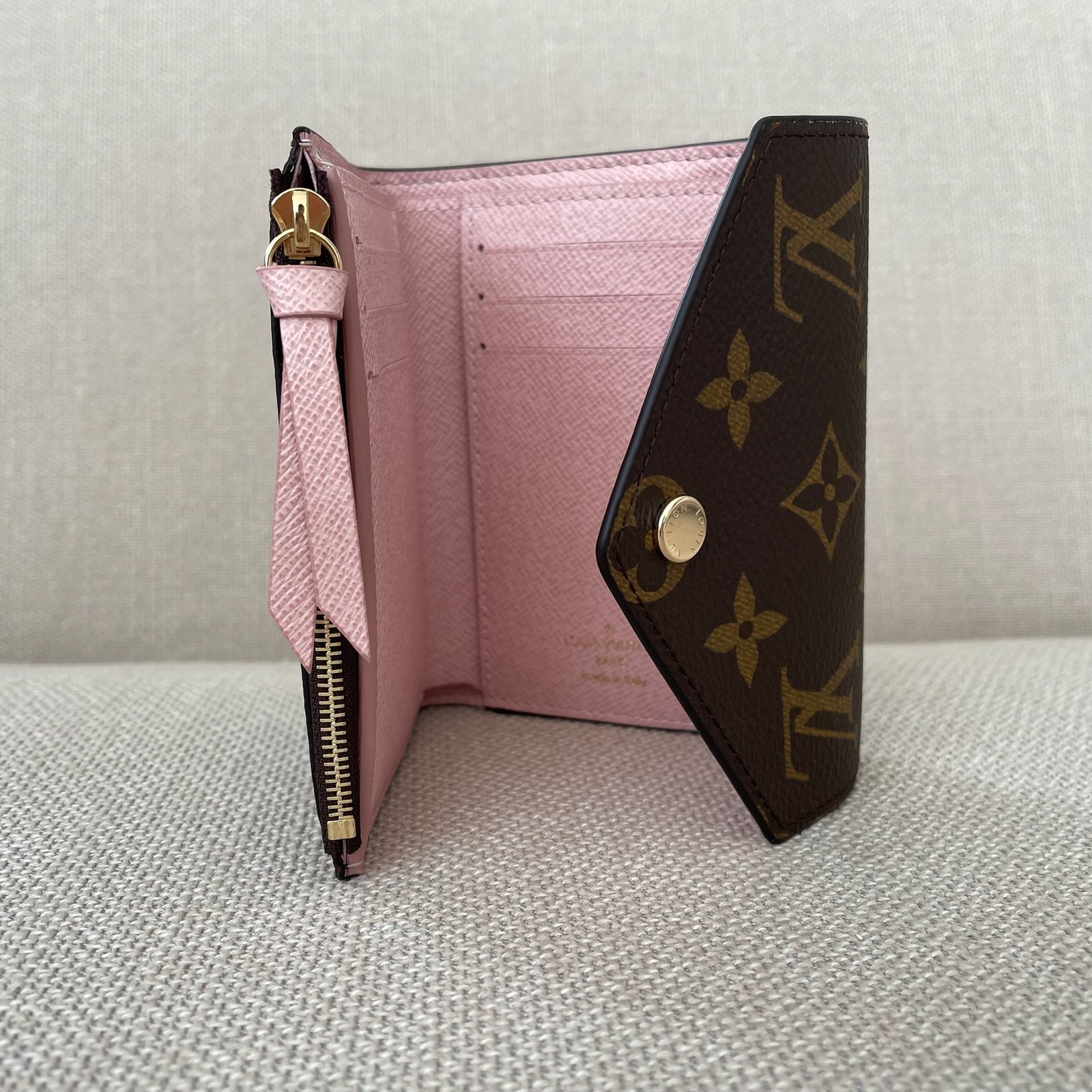 LOUIS VUITTON Victorine Wallet – Image 10